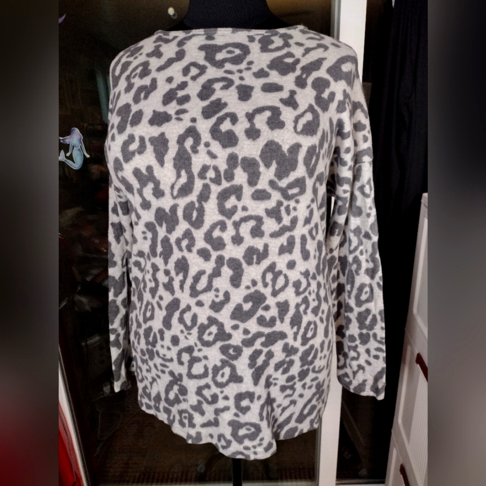 #0435 XL NWOT GRATEFUL HEARTS Grey Animal Print, SOFT, Long Sleeves, Fuzzy